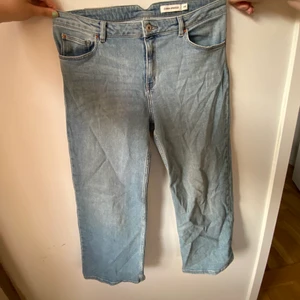 Jeans - Säljer mina fina Carin Wester jeans, använd fåtalgånger. Dom är även lite kortare i modellen, storlek 44 men tycker den passar M-XL