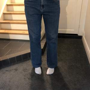 Mörkblåa midwaist jeans i fint skick. Använda ett fåtal gånger, väldigt stretchiga och bekväma. Värda att få komma till en ny ägare!:)