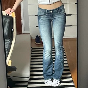 Lågmidjade Jeans - Ett par supersnygga lågmidjade jeans med snygga detaljer på fickorna! Jag är ca 168 lång och frakt tillkommer💓💓 Buda från 150 eller köp direkt för 250+frakt!