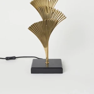 Lampa - Jag säljer lampan på bilden. Finns 2 st. Superfina men måste säljas pga platsbrist. 1 lampa med lampskärm 300 eller båda för 500