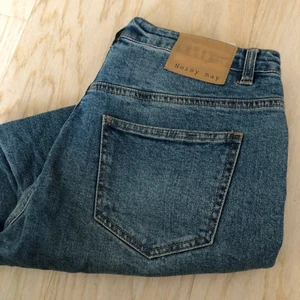 Mom jeans - Skitsnygga mom jeans med den perfekta lite lösare fiten. Passar mig som har S, säljes då jag har för mycket byxor;)