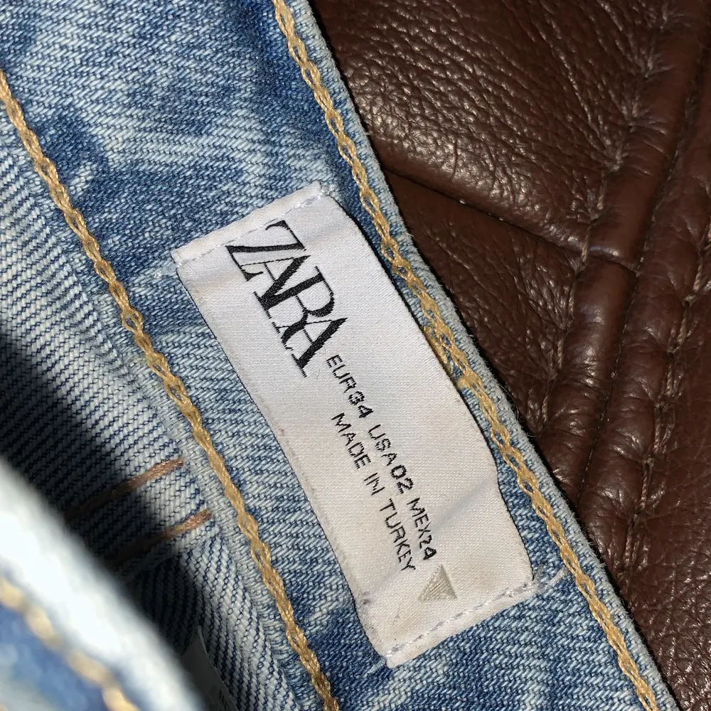 Mom jeansen är från zara perfekt skick säljes pågrund av att dem har blivit för korta sitter jättebra över rumpan . Jeans & Byxor.