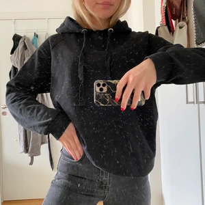 Svart Hoodie - Snygg svart hoodie som är i bra skick! Den är varken för tjock eller tunn. Pris kan alltid diskuteras!