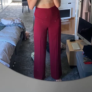 Röda kostymbyxor - Säljer dessa jättefina röda byxor i superfint skick och endast använda 2 gånger!!