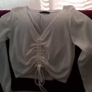 Fin😻😻 - Jätte fin magtröja i vitt färg helt nytt, säljer den föra att den är liten på mig köpte den för 100 kr, skickas i frakt. 