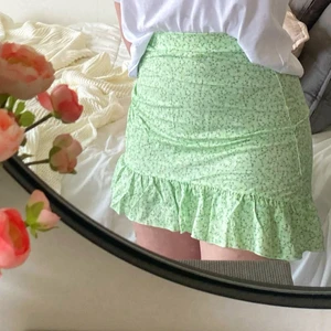 Ginatricot kjol - Blommig super skön kjol från Gina tricot. Köpte den utan att testa och hann klippa av lapparna innan jag insåg att det var fel storlek🥲 Så den är helt oanvänd. Köparen står för frakten och kan välja spårbart eller inte. Skickar självklart post bevis.