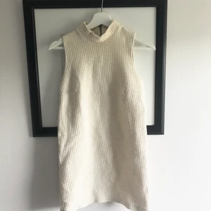 Vintage Klänning - Så himla fin ”60-tals” klänning som jag köpte Second Hand! Är från Top shop så är inte riktig vintage eller vad man ska säga! Säljer då jag tycker den sitter lite thight på mig nu, är en 36 o ibland en 34. Väldigt bra längd på den då den slutar på mig mitt på låren, lite högre upp från knäna. Det är en sminkfläck på den som jag kommer tvätta bort när nån vill köpa den! Färgen är off white!