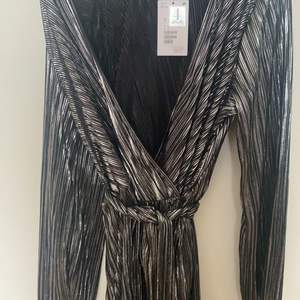 Jättefin, helt ny klänning färg: svart/silver