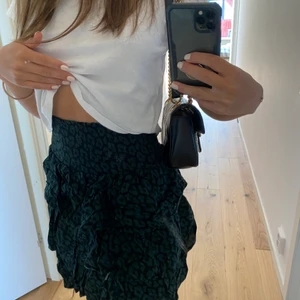 Volangskjol  - En super fin kjol med volanger i grönt leopardmönster! 