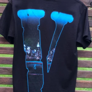 Vlone x Pop Smoke T-Shirt - Helt Nya och Orginal Vlone x Pop Smoke "Armed n Dangrous" T-Shirt  (Släpptes i år)