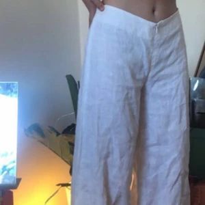 Vita linne byxor - Jätte fina vida linnebyxor. Men dom är för långa på mig (163) och lite stora i midjan. Är perfekta till sommaren. Men dom är lite genomskinliga bara! Obs köparen står för frakten. Så det är bara att fråga om det är nått ni tänker över och buda i kommentarerna, börjar på 100kr