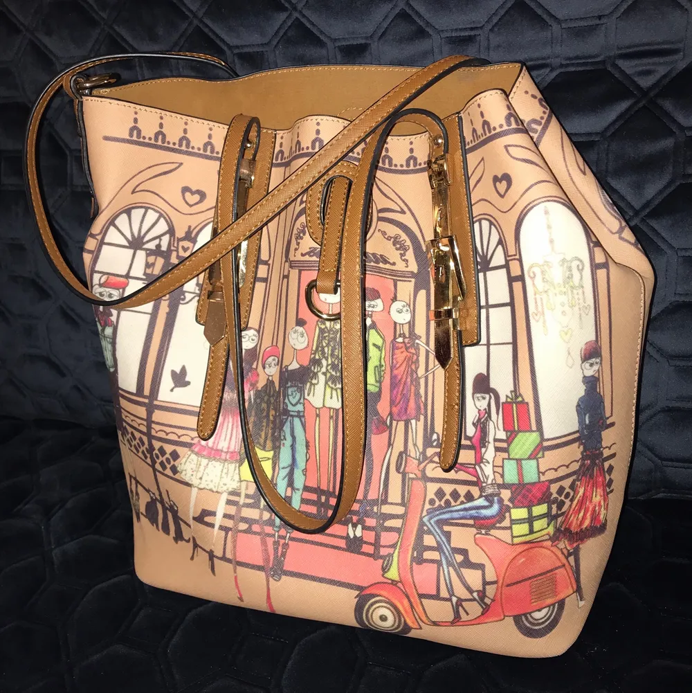 Eco-leather tote imitating an old Moschino bag collection. Great condition! Only very small signs of wear at the corners, barely noticeable. Very clean interior with a velvet-like lining. . Väskor.