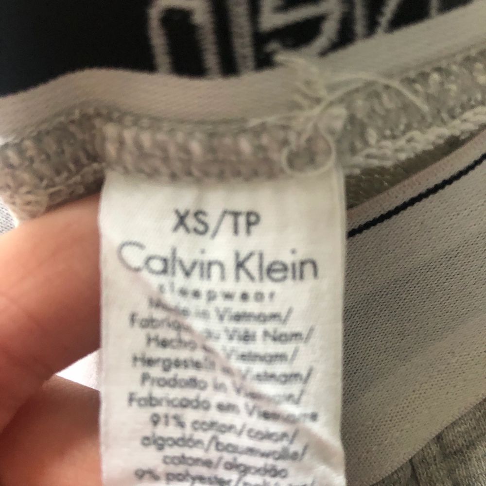 Jättefint par av Calvin Klein mjukisbyxor! Köpta från en tjej här på Plick men har aldrig haft användning av de❤️ storlek xs. Hör av dig vid frågor eller för fler bilder❤️. Jeans & Byxor.