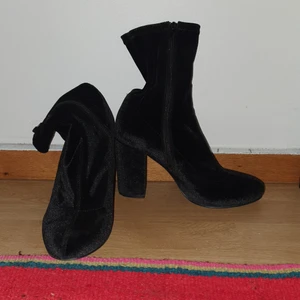 Sammetsstövlar med klack - Vad lång sammetsstövel med klack från NLY. Storlek 39