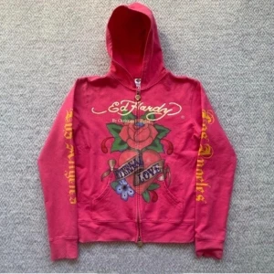 ed hardy hoodie ❤️❤️❤️ - SÅ FIN o rare ed hardy zipup ❤️ köpes på depop men jag använder den nästan aldrig. fint skick, BUDA!