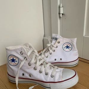 Vita Converse  - Har något gult på insidan, men har ej försökt få bort det! Annars i fint skick.