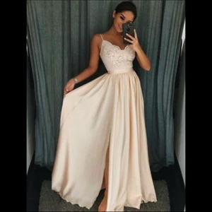Oanvänd balklänning  - Jättefin oanvänd balklänning från hebeos.se 💕 Färgen heter champagne men enligt mig är den är lite mer aprikos i färgen. Inte upplagd, omsydd eller justerad så det kan man justera storlek US2-AU/UK6-EUR32 men tycker den är lite mer EUR34. (Går att sy in eller sy upp klänningen)  Enligt hemsidan är måtten;  Bust 32.5 Waist 25.5 Hips 35.75   Nypris 1080kr + frakt 252kr - säljer den för endast 800kr💞