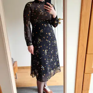 Long dress from Zara with flower print. Used only one time so looks like new! 😄 Looks great with both high-heels 👠 and snickers 👟 for a more casual look 😉 Total length 110 cm.