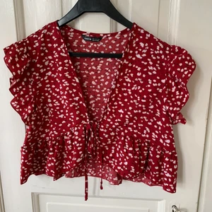 Röd topp - Röd söt topp från shein med mönster och knytning framtill. Aldrig använd. Storlek S 