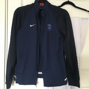 Kofta  - Säljer denna Paris Saint German kofta i storlek S/M. Är i fint skick