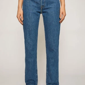Acne Studios jeans - Low Rise Acne Studios jeans i storlek 28/32. Knappt använda och i bra skick.  Nypris: 2500kr