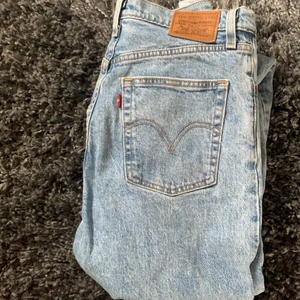 Levi’s 501 jeans - Tyvärr så tog jag dessa snygga 501 Levis jeansen i fel storlek och orkar inte skicka tillbaka de så säljer de här istället, de är i storlek 28 och bara testade 