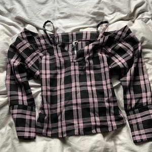 Tröja från nelly strl 34 - Svart och rosa tröja från nelly i storlek 34. Använd en gång