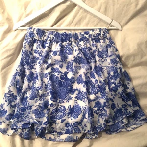 Blommig volangkjol  - Såå fin och somrig volangkjol💛💛💫 Har aldrig kommit till användning pga att jag har andra liknande, är därför som ny! 💖 skriv privat för mer bilder