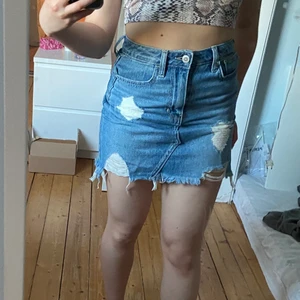 jeanskjol - fin jeanskjol från hollister i storlek 00 (waist 23). Passar 32/34. Köpare står för frakt 💓