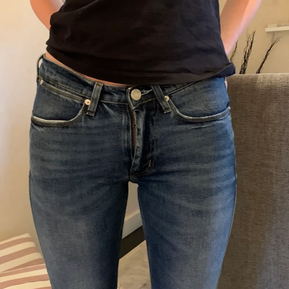 Riktigt snygga raka mid rise jeans från acne i storlek 29/32. Väldigt trendiga just nu! . Jeans & Byxor.