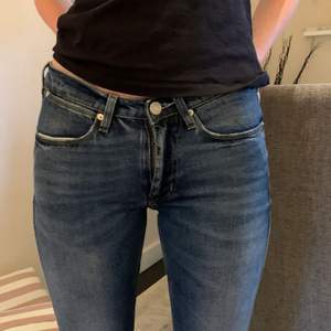 Riktigt snygga raka mid rise jeans från acne i storlek 29/32. Väldigt trendiga just nu! 