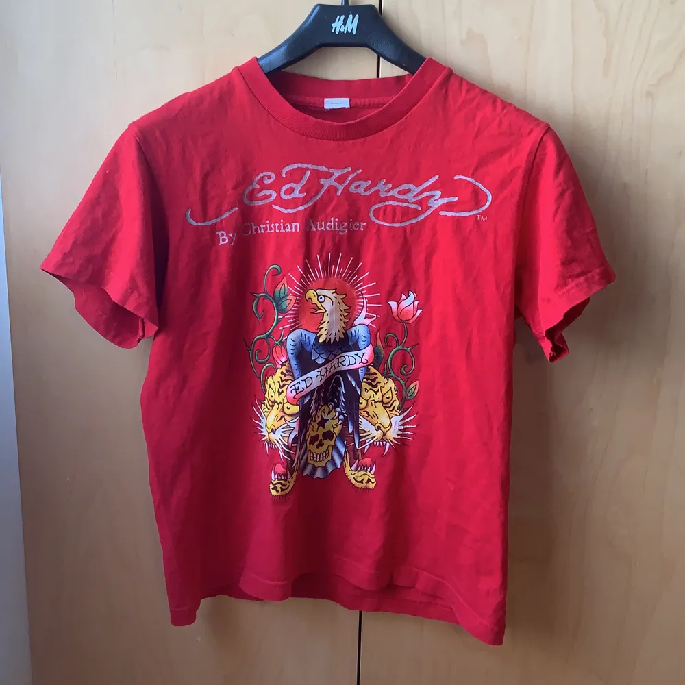 Ed Hardy T-shirt, vet ej om den är äkta. Strl M skulle jag tro men passar nog de flesta (jag är en S) frakt ingår💕. T-shirts.