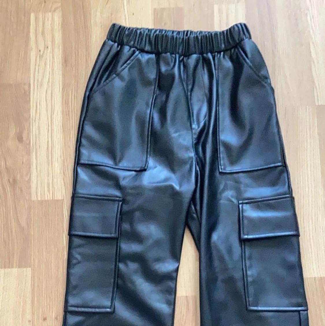 Strl XS svarta fejk skinn/ läder byxor 