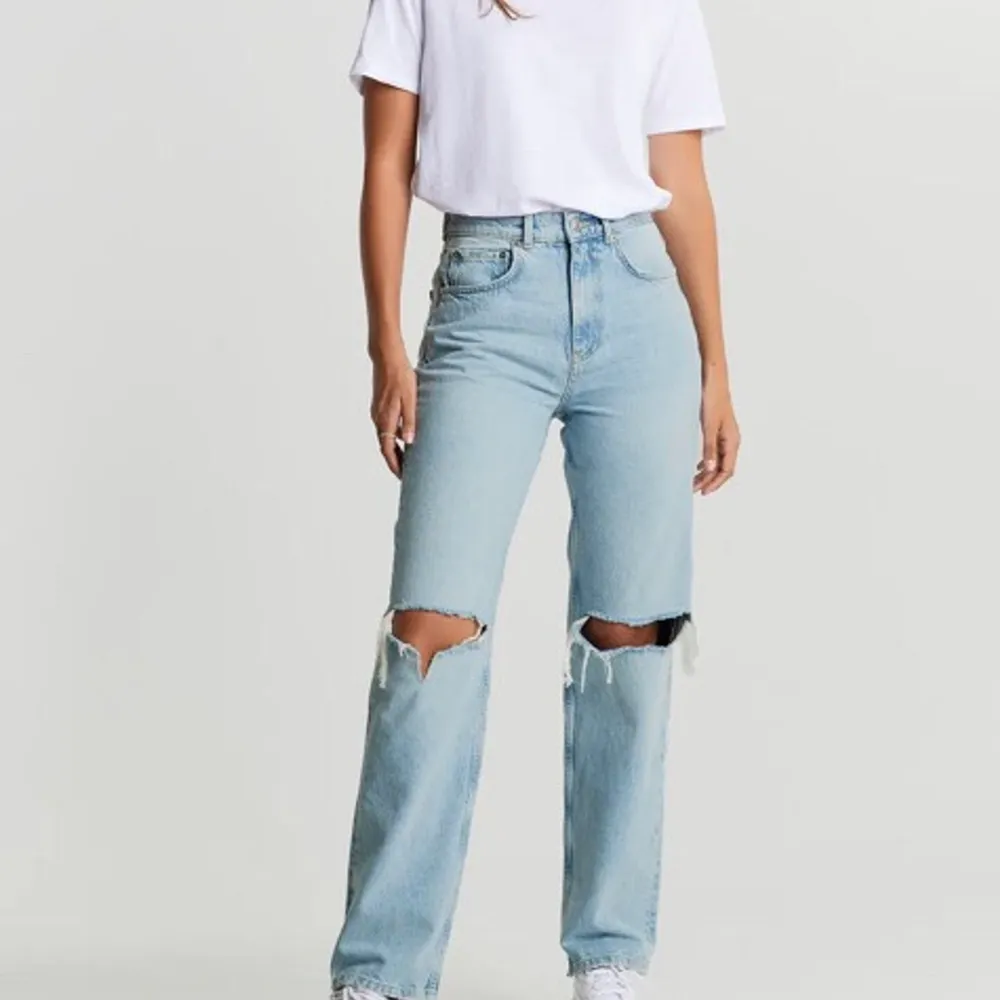 Säljer dessa 90’s high waisted jeans från Gina tricot som köptes för 600kr. Tjejen på bilden är cirka 156cm lång. Budgivning från 200 kr eller köp direkt för 300kr. Högsta bud 230kr+frakt . Jeans & Byxor.