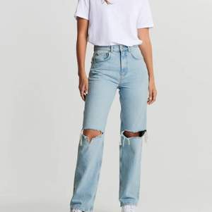 Säljer dessa 90’s high waisted jeans från Gina tricot som köptes för 600kr. Tjejen på bilden är cirka 156cm lång. Budgivning från 200 kr eller köp direkt för 300kr. Högsta bud 230kr+frakt 