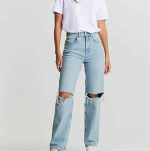 Blå jeans - Säljer dessa 90’s high waisted jeans från Gina tricot som köptes för 600kr. Tjejen på bilden är cirka 156cm lång. Budgivning från 200 kr eller köp direkt för 300kr. Högsta bud 230kr+frakt 