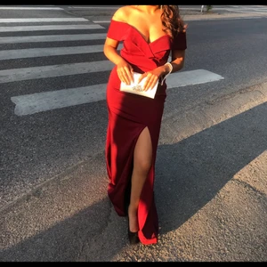 Balklänning - Nypris: 2800 kr . Köpt i rever design. Använd en gång. Storlek S-M passar för båda