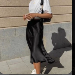 Uniqlo  - Satin kjol i stolek XS men passar även S. Helt oanvänd. Köpte en för mycket. Nypris 349kr mitt pris: 150kr