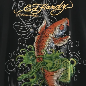 ed hardy tshirt  - Skitsnygg Ed Hardy tshirt i nyskick. Inga paljetter har ramlat av. + 48kr frakt eller 51kr för spårbart. <3
