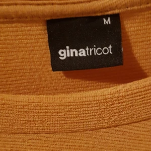 Peplum tröja  - Lite stor i storleken men sätter sig bra på midjan för storlek M