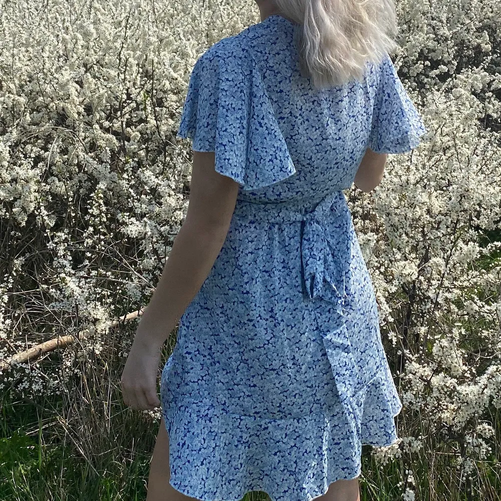 Sommar blå klänning i storlek S, sitter super fint 😊. Klänningar.