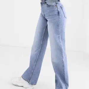 Säljer dessa supersnygga, populära jeans från monki i modellen ”yoko”. Endast använda fåtal gånger, säljer då de tyvärr aldrig kommer till användning💕 skriv privat för bilder eller frågor🥰 (obs. köparen står för frakten)💕 