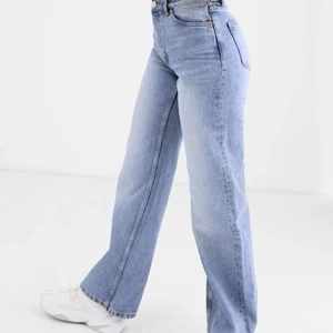 Monki Yoko wide leg jeans - Säljer dessa supersnygga, populära jeans från monki i modellen ”yoko”. Endast använda fåtal gånger, säljer då de tyvärr aldrig kommer till användning💕 skriv privat för bilder eller frågor🥰 (obs. köparen står för frakten)💕 