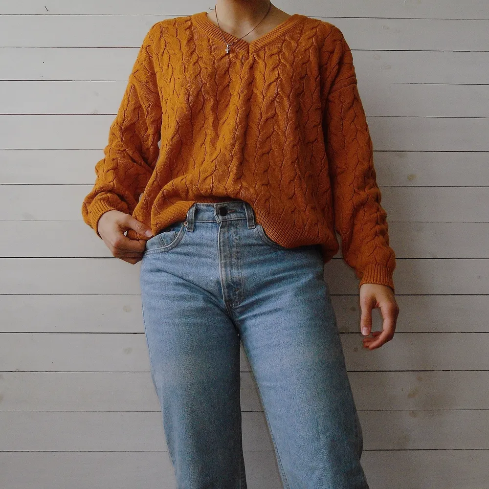 Orange stickad tröja från märket Vila i storlek M men passar även mindre storlekar och blir då lite oversized. 60% bomull, 40% akryl. Personen på bilden är 170 cm lång.. Stickat.