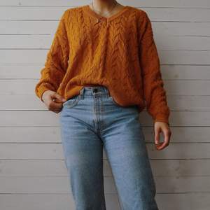 Orange stickad tröja från märket Vila i storlek M men passar även mindre storlekar och blir då lite oversized. 60% bomull, 40% akryl. Personen på bilden är 170 cm lång.