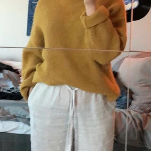 wera gul/orange tröja - Hej! Jag säljer en gul/orange (skulle mest säga orange), tröja. Den köptes förra året runt 400kr har jag för mig. Tröjan är använd ett fåtal gångar, max 10 gånger, därmed superbra skick! Säljer pga att den inte kommer till användning då det inte är min stil (tyvärr!!), jag tycker verkligen den är superfin. Vid intresse skriv gärna privat, kan självklart skicka fler bilder. Plagger tvättas såklart innan och köparen står för frakt (48kr) ❤️