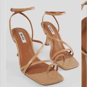 nakd klackskor  - säljer dessa superfina klackskor med 8 cm klack, de är endast testade och säljs då de tyvärr var för små för mig:( har tyvärr inte kvar boxen då jag inte la märkte tills det förens jag slängt den... meddela mig för mer bilder! köparen står för frakt💕 nypris 399kr