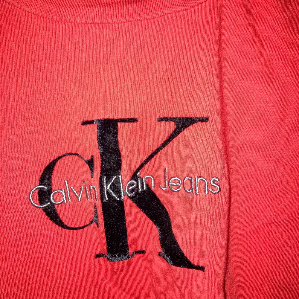 En röd och äkta Calvin Klein t shirt, köpt 2017 bara använd en gång , storlek XS men passar även som en medium. !!Frakt tillkommer!!. T-shirts.