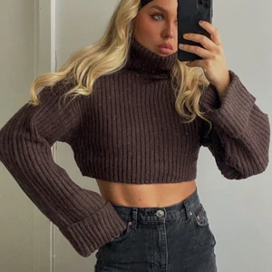 Brun stickad  - Stickad Polo tröja från Gina, oanvänd med lappar kvar. Storlek XS. Mjuk i materialet 