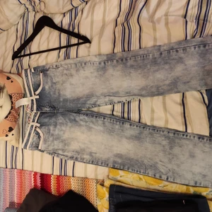 Washed jeans - Fina jeans ,vita detaljer och lite washed out